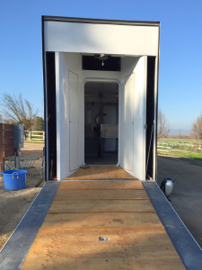 Looking into the Mobile Equine Hyperbaric Therapy (MEHOT) chamber